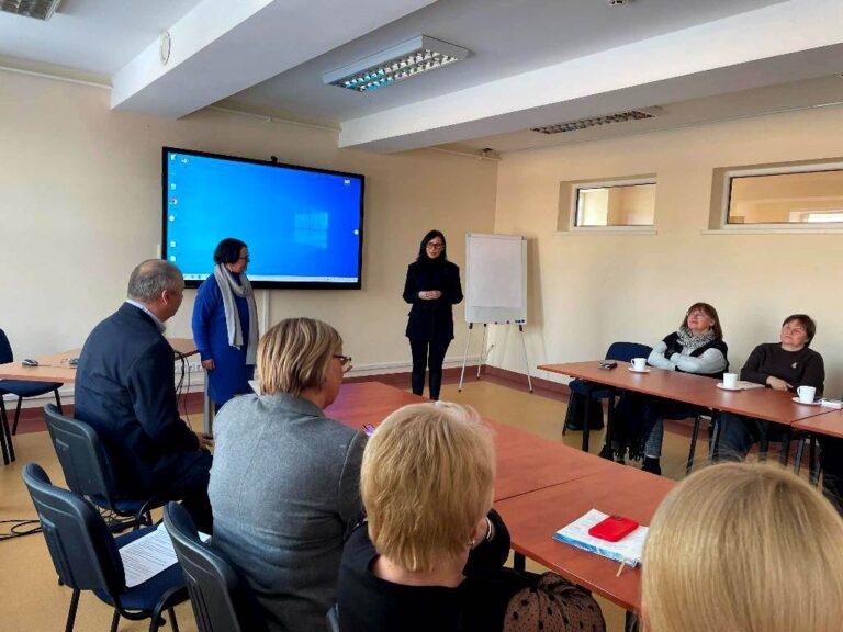 Pranešėja pristato prezentaciją apie mentorystės patirties sklaidą