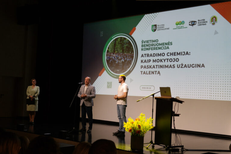 Šilutės rajono savivaldybės meras Vytautas Laurinaitis sveikina konferencijos dalyvius