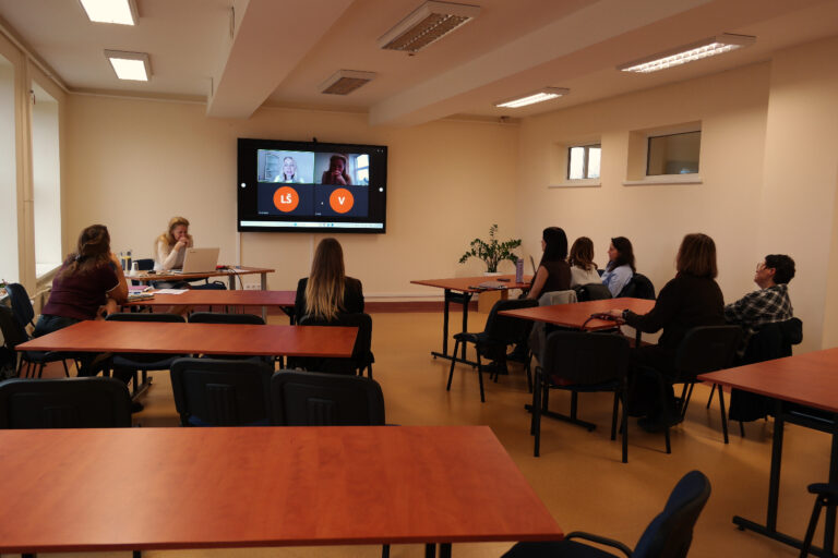 Anglų kalbos mokytojos dalyvauja metodiniame susitikime