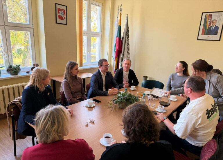 Praktinių studijų savaitės dalyviai bendrauja prie stalo Šilutės pirmojoje gimnazijoje