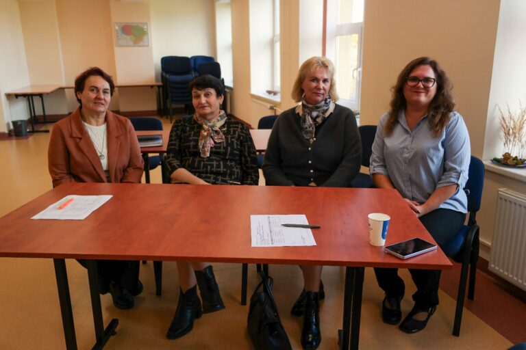 Keturios dalyvės sėdi prie stalo diskusijoje „Rusų kalba šiandien mokyklose“