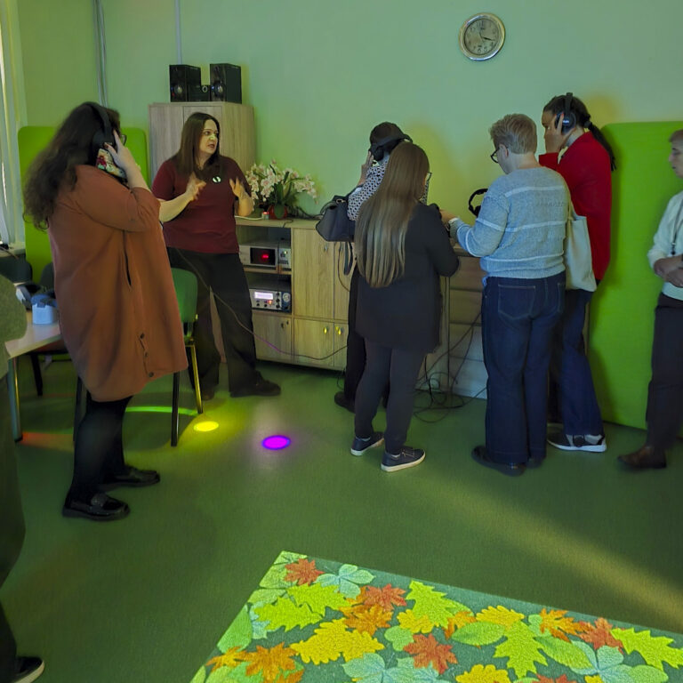 Metodinės dienos dalyviai išbando ausines „Diemedžio“ ugdymo centro terapiniame kabinete